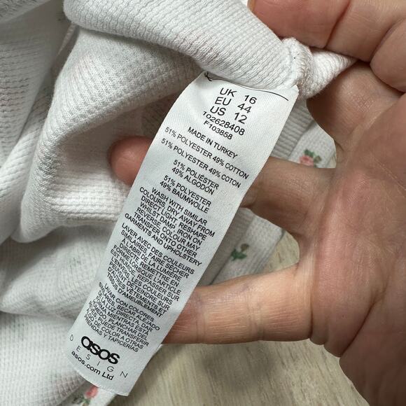 ASOS Design White Strawberry Floral Print Crop Top Short Sleeve V Neck Y2K 12 - Picture 7 of 10